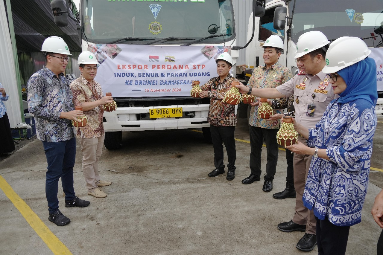 kkp-lepas-ekspor-pakan-hingga-indukan-udang-berstandar-internasional-ke-brunei.jpg